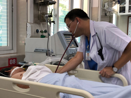 Bệnh nhân sốc nắng nằm ven đường được người dân đưa đến Bệnh viện Bạch Mai (TP Hà Nội)Ảnh: NGỌC DUNG