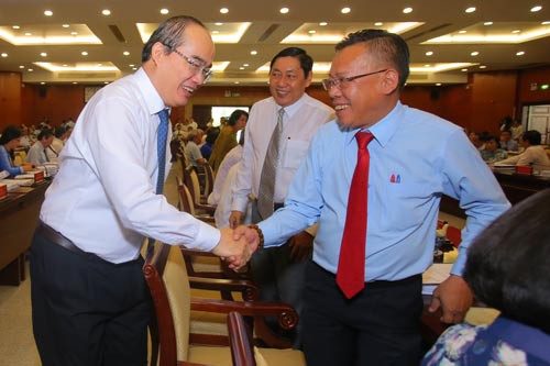 Bí thư Thành ủy TP HCM Nguyễn Thiện Nhân thăm hỏi các đại biểu  Ảnh: HOÀNG TRIỀU