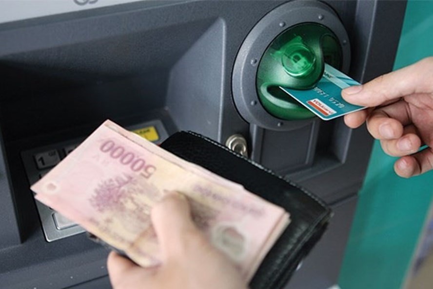  4 ngân hàng tăng phí rút tiền ATM bị NHNN 