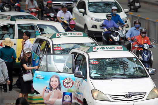 Taxi truyền thống muốn được giảm nhiều thủ tục, phí để có thể hạ giá cước, cạnh tranh với GrabTaxi Ảnh: HOÀNG TRIỀU