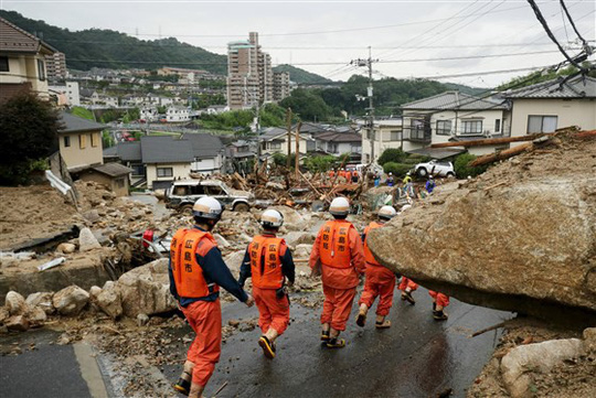 Nhân viên cứu hỏa ở tỉnh Hiroshima tìm người mất tích hôm 8-7. Ảnh: Jiji Press