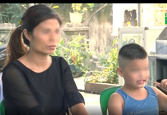 Chị Vũ Thị Hương và cậu con trai mà chị nuôi nấng suốt 6 năm qua