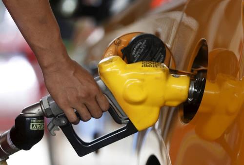 Giá dầu thế giới sụt giảm hơn 4%.Ảnh: Reuters