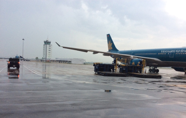 Nước ứ đọng ở khu vực sân bay Tân Sơn Nhất sau một trận mưa.