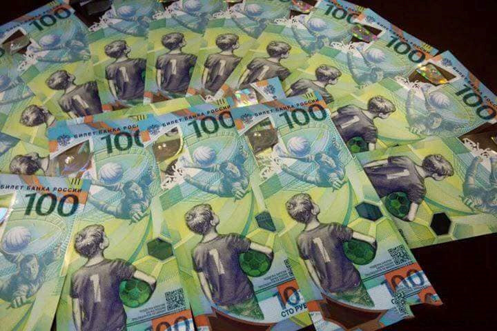 Tiền 100 rúp hiện được rao bán với giá 100.000-150.000 đồng, chỉ bằng 1/5 so với trước đây.