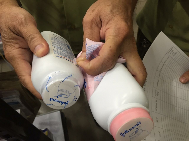 Sữa tắm Johnson’s Baby có hai thông tin sản phẩm khác nhau dù cùng một loại