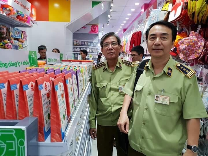 Ông Trần Hùng, Cục phó Cục Quản lý Thị trường, Tổ trưởng Tổ Công tác 334 Bộ Công thương cùng đoàn kiểm tra thực tế tại cửa hàng concung