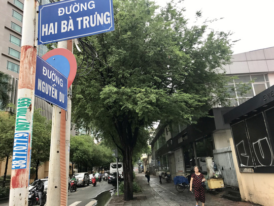 Hoạt động kinh doanh mắt kính tại dãy ki-ốt góc đường Nguyễn Du - Hai Bà Trưng hiện đã tạm ngưng