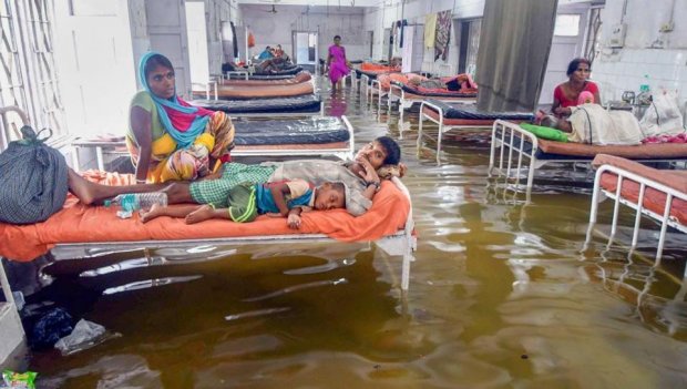 Theo Hindustantimes, mưa lớn ở Patna, Ấn Độ trong 2 ngày 28 và 29/7 khiến cuộc sống của cư dân tại đây bị ảnh hưởng rất lớn, nhất là ở những vùng đất thấp như bệnh viện thuộc trường Đại học Y Nalanda