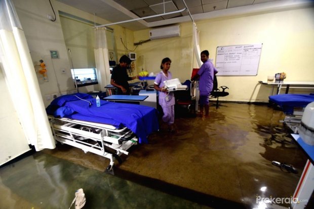 Các y tá, bác sĩ phải xắn quần, lội qua dòng nước để tới thăm khám cho bệnh nhân