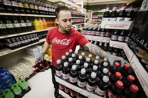 Coca-Cola cho biết đã tăng giá sản phẩm vào giữa năm nay ở khu vực Bắc Mỹ vì chi phí gia tăng bao gồm cước vận chuyển và chi phí nhựa và nhôm. Ảnh: AP