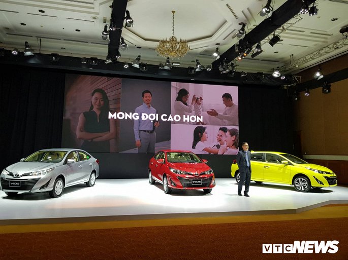     Sáng 1/8, Công ty Toyota Việt Nam chính thức giới thiệu mẫu Vios và Yaris thế hệ mới với nhiều cải tiến, giá bán của 2 mẫu xe này đắt hơn thế hệ cũ 10 - 40 triệu đồng.   