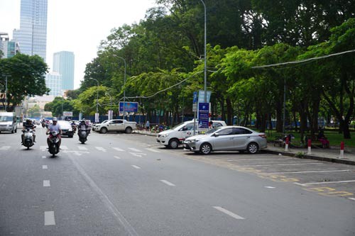 Bãi giữ xe trên đường Lê Lai trống chỗ khá nhiều trong ngày đầu áp dụng mức phí mới