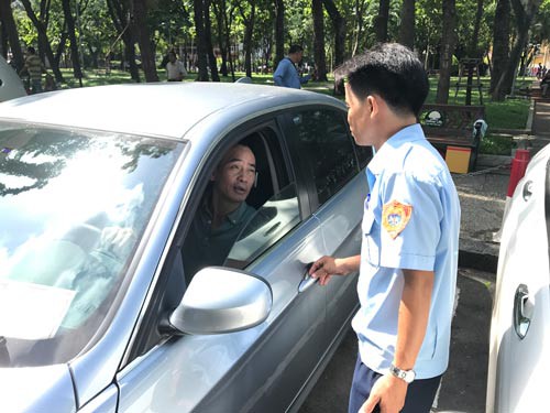 . Nhân viên bãi đỗ xe trên đường Lê Lai (quận 1) giải đáp các thắc mắc cho tài xế tới gửi xe