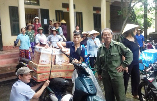 Người dân xã An Nông, huyện Triệu Sơn (Thanh Hóa) mang sản phẩm bị công ty lừa bán tới UBND xã An Nông để 
