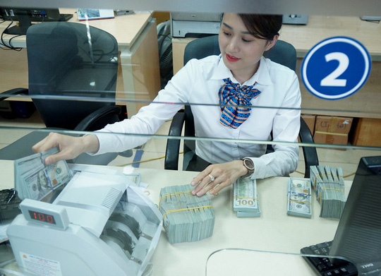 Giá USD trong ngân hàng tiếp tục đi lên. Ảnh: NLĐ