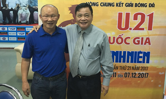 Nhà báo Nguyễn Công Khế và HLV trưởng tuyển Việt Nam Park Hang-seo