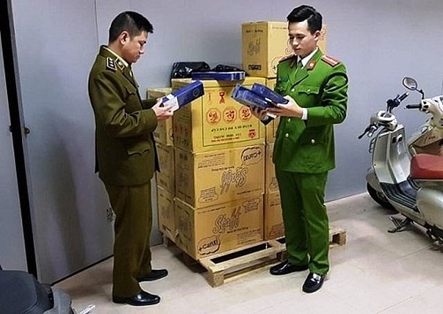 Lực lượng chức năng xử lý một vụ vận chuyển tiêu thụ thuốc lá lậu trên địa bàn quận Hoàn Kiếm. Ảnh tư liệu