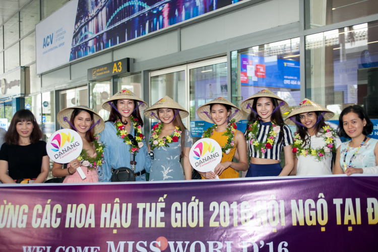 Các người đẹp chụp hình lưu niệm khi đặt chân tới sân bay quốc tế Đà Nẵng