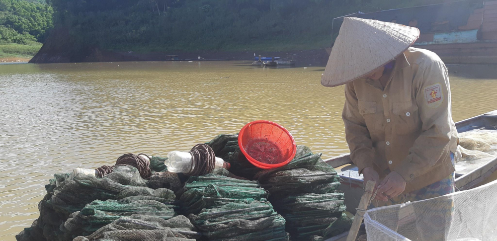 Người dân xóm Tráng sống ổn từ việc khai thác nguồn lợi thủy sản từ lòng hồ thủy điện Hòa Bình. 