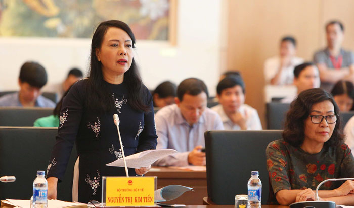 Bộ trưởng Bộ Y tế Nguyễn Thị Kim Tiến trình bày báo cáo giải trình về chất lượng và hiệu quả của mạng lưới y tế cơ sở. Ảnh: Dương Giang