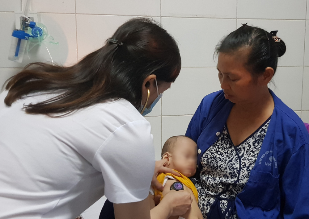 Bác sĩ khoa Nhi, BV Bệnh Nhiệt đới TƯ đang thăm khám cho cặp song sinh 