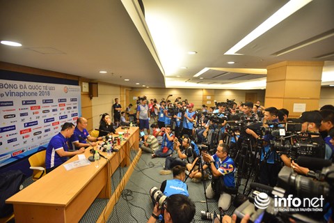 HLV Park Hang Seo trả lời báo chí sau trận đấu.