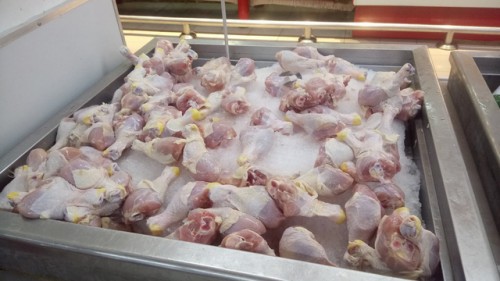 Thịt gà siêu rẻ đang được tiêu thụ mạnh ở Việt Nam. Ảnh: Dân Trí