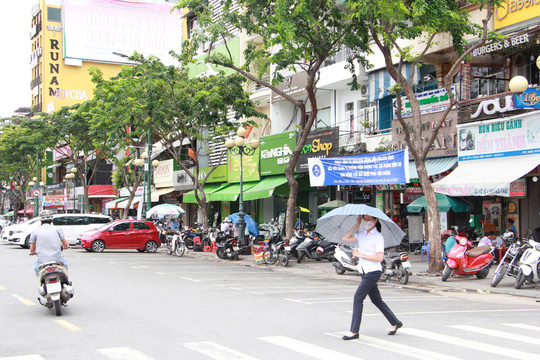 Bãi đậu xe dưới lòng đường Phan Bội Châu (quận 1, TP HCM) vắng khách sau khi giá giữ được tính theo giờ    