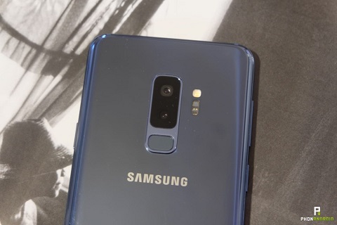 Samsung Galaxy S9 Plus. Phát hành đầu năm 2018, Galaxy S9 Plus rất giống với Galaxy Note 9 khi cùng sở hữu màn hình AMOLED Infinity Display, cảm biến ảnh kép chất lượng, loa stereo, chip Snagdragon 845 và nhận diện khuôn mặt chính xác. Điều khác biệt đó là Galaxy S9 Plus có sẵn với giá hơn 700 euro còn Note 9 niêm yết giá 1.009 euro.