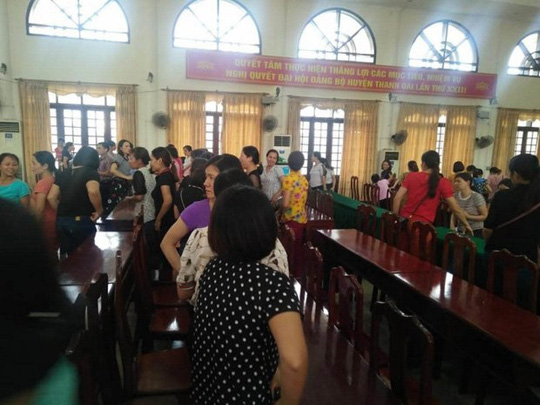 Giáo viên đến kêu cứu tại trụ sở UBND huyện Thanh Oai - Ảnh: Định Nguyễn