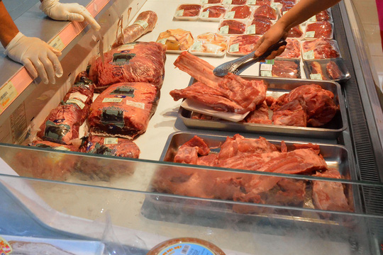 Người tiêu dùng rất ít khi được biết nguồn gốc chi tiết các loại thịt nhập khẩu đang bán trên thị trường Ảnh: TẤN THẠNH
