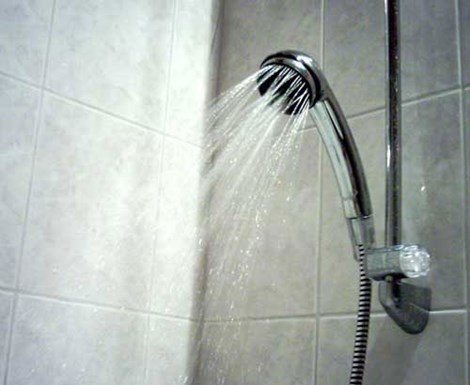 Tập thói quen tắm vòi hoa sen để tiết kiệm nước và điên năng làm nóng nước trong bình nóng lạnh. Ảnh minh họa
