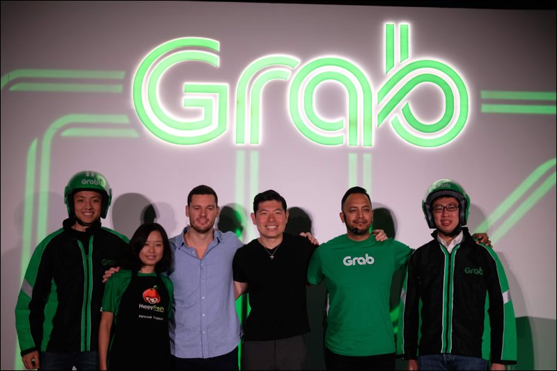 Anthony Tan (áo đen), CEO và đồng sáng lập Grab, cùng với CEO HappyFresh tại sự kiện công bố nền tảng Grab Platform và ra mắt dịch vụ giao đồ tạp hoá tại Singapore hồi tháng 7 - Ảnh: H.Đ