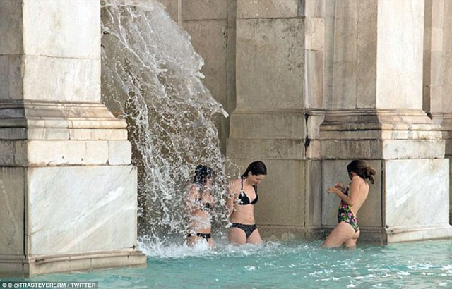 Trước đó, một nhóm các cô gái nước ngoài cũng bị bắt gặp xuống bơi lội tại một đài phun nước nổi tiếng trong thành phố