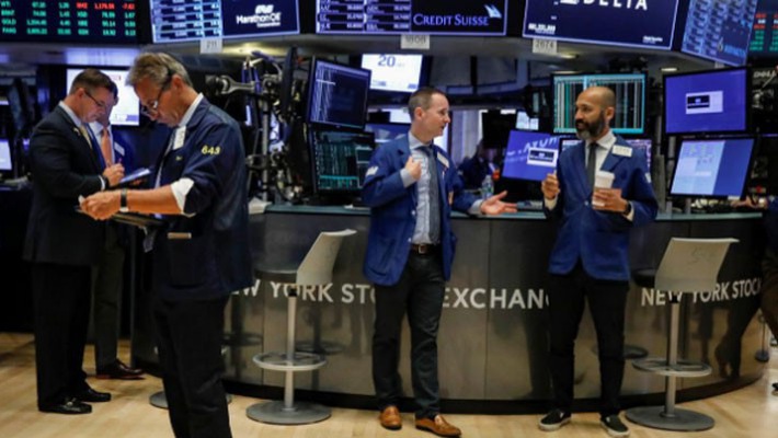  Các nhà giao dịch cổ phiếu trên sàn NYSE ở New York, Mỹ - Ảnh: Reuters. 