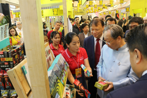     Ông Sontirat Sontijirawong - Bộ trưởng Thương mại Thái Lan (áo xanh dương) và ông Đỗ Thắng Hải - Thứ trưởng Công Thương Việt Nam (đeo cravat đỏ) tham quan một gian hàng.  
