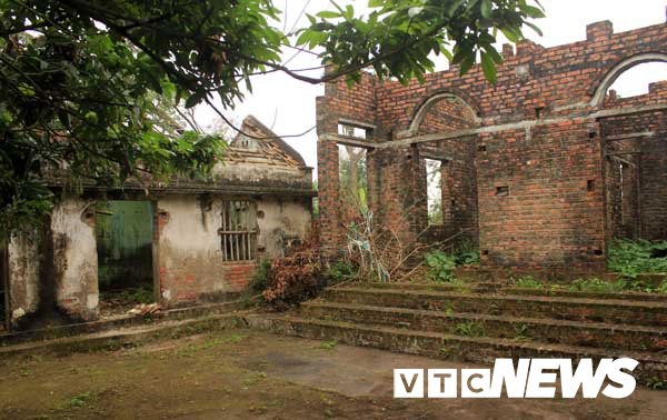 Ngôi nhà do vợ chồng anh Trần Văn Viết xây dựng, giờ bỏ hoang.