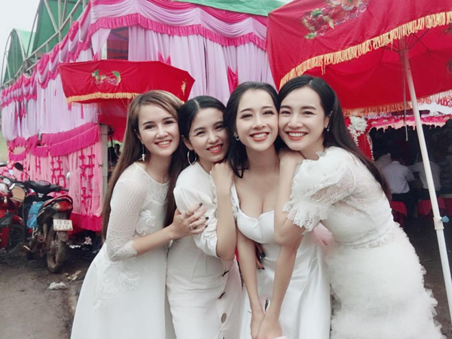 Các chị em gái của Nhã Phương vội trở về từ Hàn Quốc vào tối qua để kịp có mặt dự tiệc đính hôn.