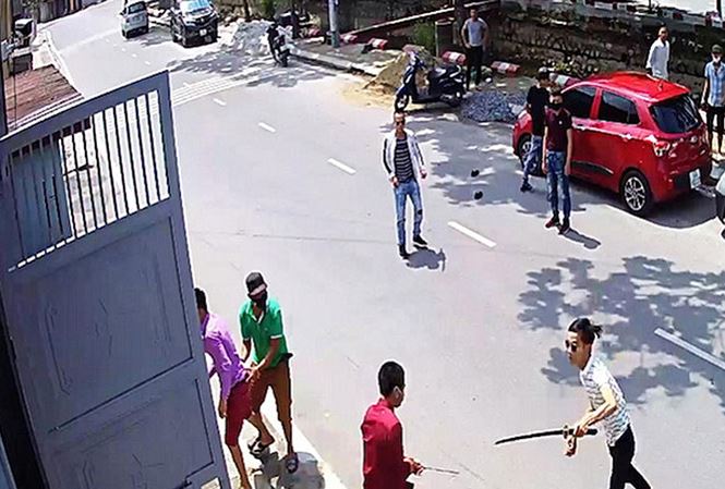 Một nhóm đối tượng mang theo dao, kiếm, súng đến tấn công, uy hiếp gia đình con nợ ở huyện Ý Yên, Nam Ðịnh cuối tháng 4/2018. Ảnh: PV.