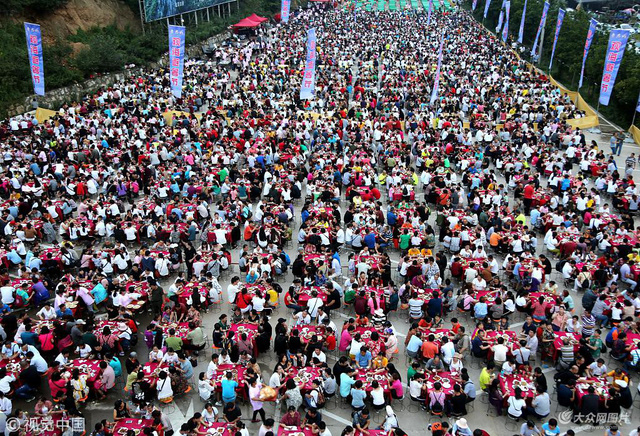 Hàng chục nghìn người cùng tham dự bữa tiệc đồng giá rẻ tại điểm du lịch hút khách ở núi Lão Quân