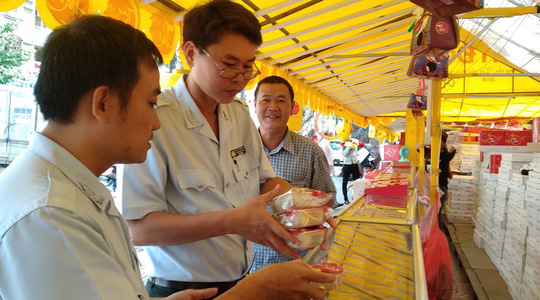 Lấy mẫu bánh trung thu kiểm nghiệm chất lượng bánh tại điểm bán lẻ