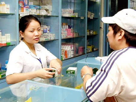 Bãi bỏ quy định xuất trình CMND sẽ đỡ phiền hà cho người dân khi mua thuốc cho trẻ