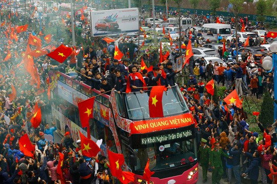 Đội tuyển U23 Việt Nam trên xe buýt 2 tầng từ sân bay Nội Bài về trung tâm Hà Nội sau kỳ tích đoạt ngôi Á quân tại Vòng chung kết U23 châu Á - Ảnh: Nguyễn Hưởng