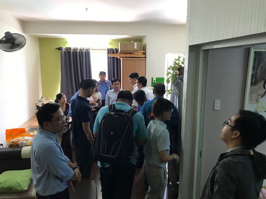 Đoàn công tác của UBND quận Bình Tân kiêm tra ô nhiễm tại nhà người dân