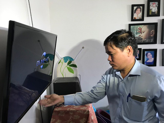 Ông Nguyễn Gia Thái Bình, Phó Chủ tịch UBND quận Bình Tân trực tiếp kiểm tra ô nhiễm ở Chung cư Ehome 3