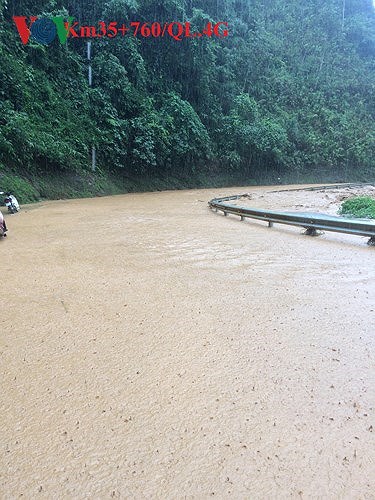 Sau 2 ngày mưa lớn, trên tỉnh Sơn La có hơn 40 điểm ách tắc giao thông trên các tuyến Quốc lộ, tỉnh lộ.