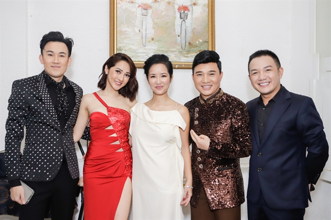 Các nghệ sĩ tham gia đêm nhạc để kêu gọi ủng hộ kinh phí giúp nghệ sĩ Lê Bình và diễn viên Mai Phương điều trị ung thư, đồng thời giúp đỡ đồng bào miền Trung bị lũ lụt