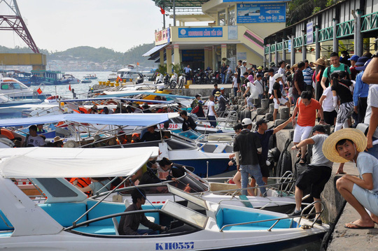 Du khách đổ về phố biển Nha Trang trong 3 ngày lễ dự kiến gần 45.000 lượt Ảnh: KỲ NAM