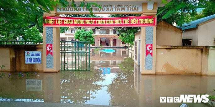     Nhiều trường học ở 2 huyện biên giới Tương Dương và Kỳ Sơn phải cho học sinh nghỉ học vì nước lũ dâng cao.  